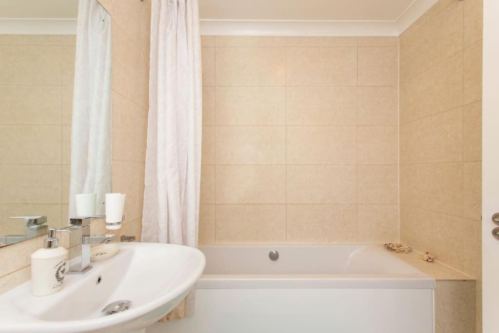 2 Bed Room Flat Near Westfield, West Londres Exterior foto